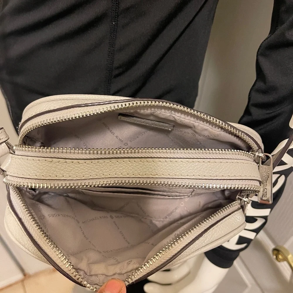 MICHAEL KORS Fulton Small Light Grey Leather Crossbody Camera Bag Feminine
